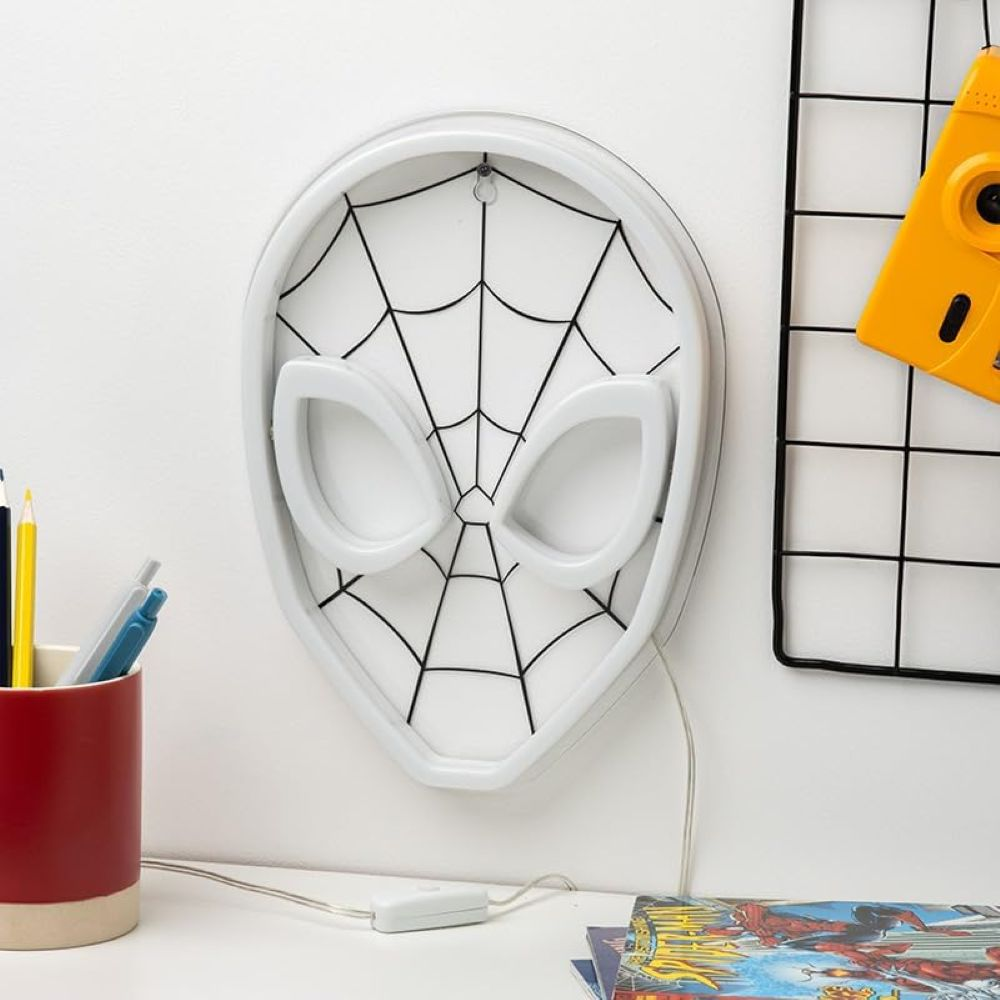 Lampa maska Spidermana z motywem pajęczyny i świecącymi oczami na ścianie.