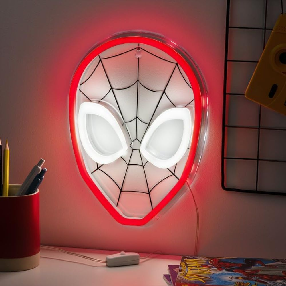 Neonowa lampka Spidermana z czerwonym obramowaniem, białymi oczami, na biurku.