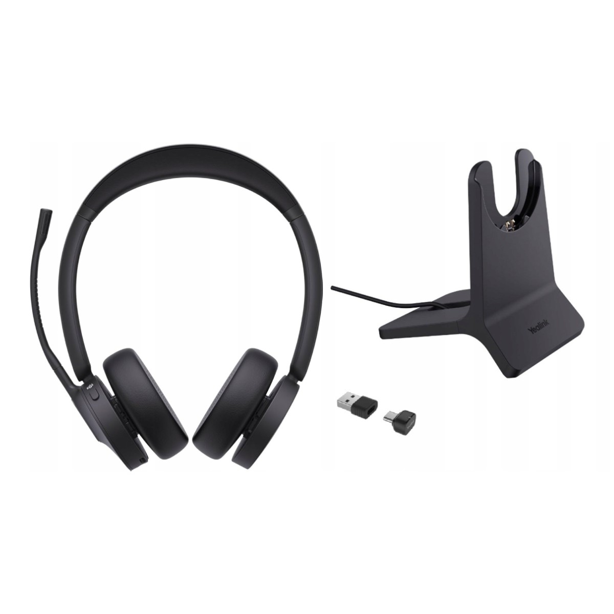 Cuffie nere con microfono, base di ricarica e due adattatori USB su sfondo bianco.