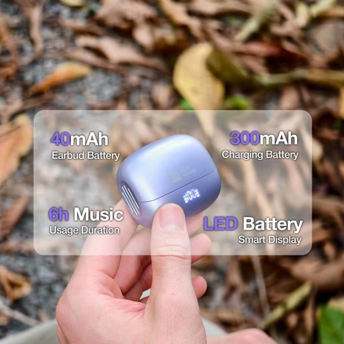 Una mano tiene una custodia di ricarica viola per auricolari con informazioni su batteria e uso.