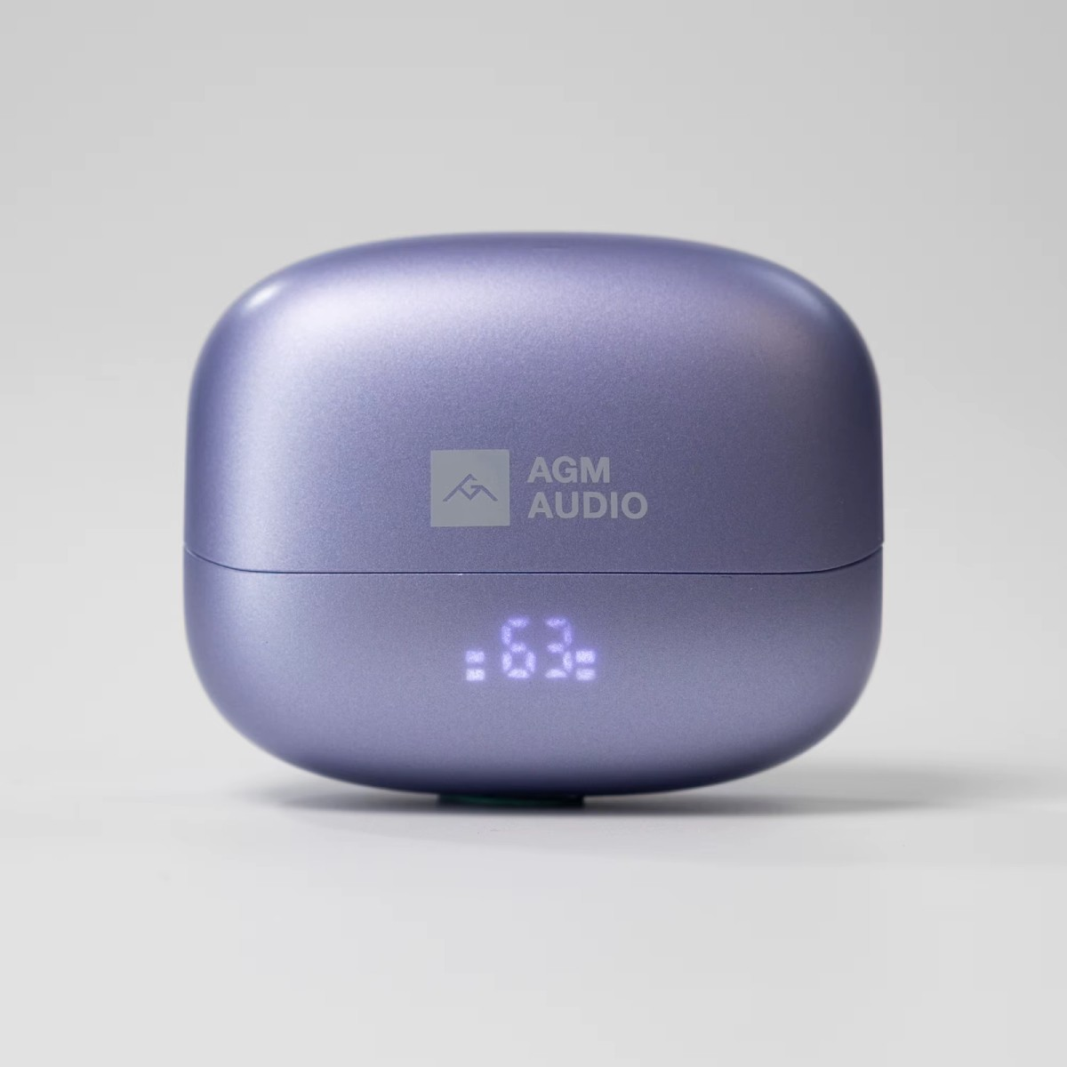 Una custodia di ricarica chiusa, color lavanda, per auricolari con display digitale che mostra '63'.