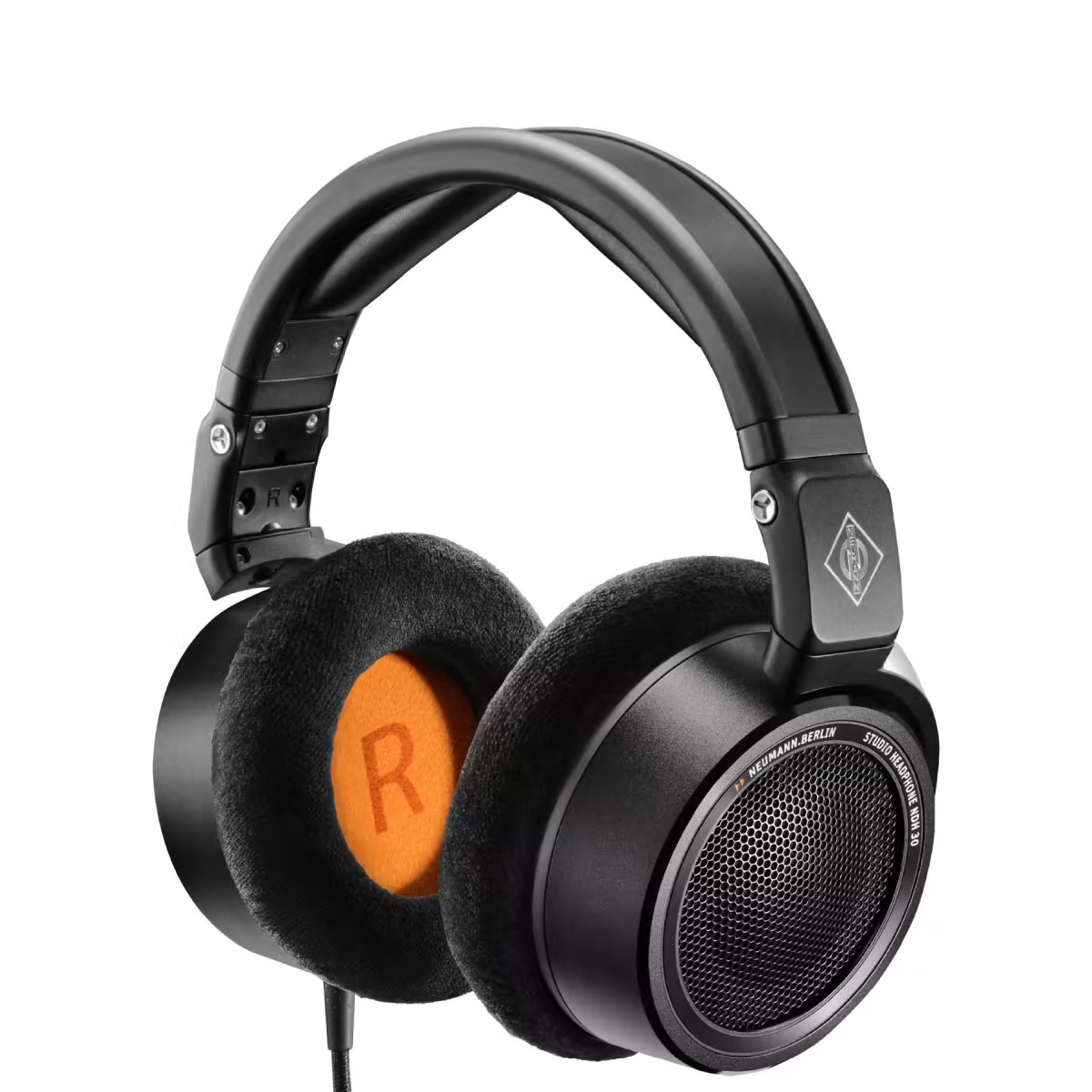 Cuffie da studio Neumann nere con padiglioni arancioni e una 'R' sul padiglione destro.