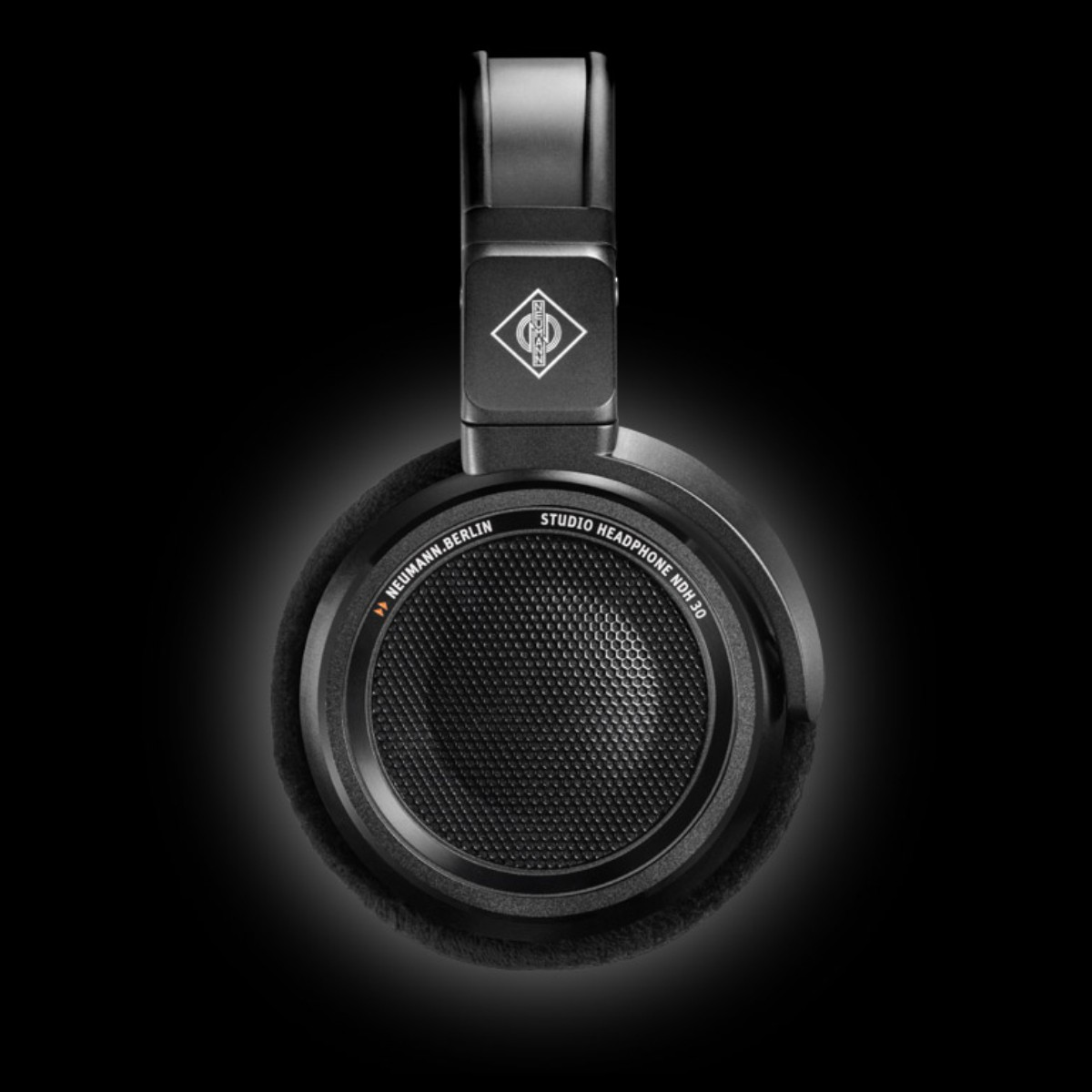 Cuffie nere con logo e testo Neumann su sfondo nero.