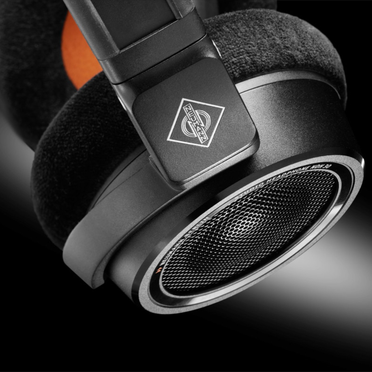 Cuffie nere con logo Neumann argentato e accento arancione.