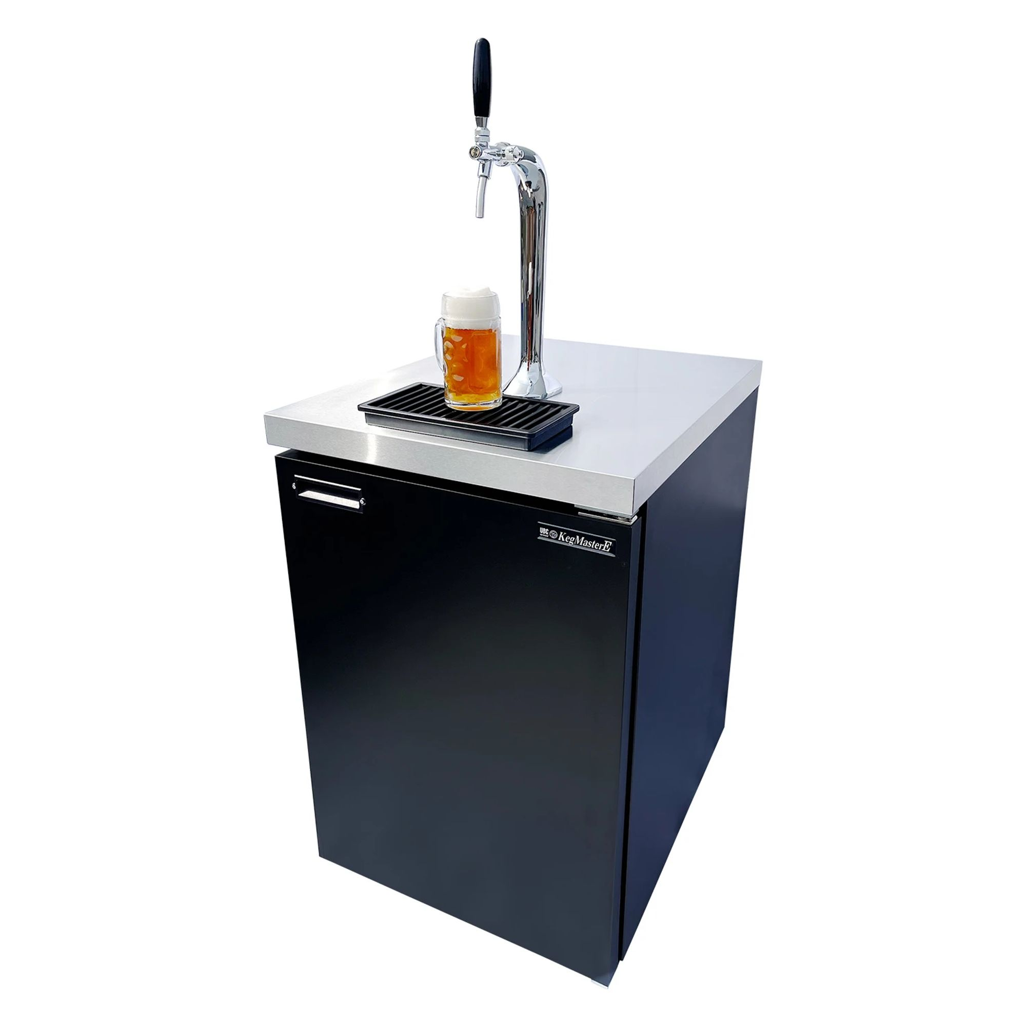 Un distributeur de bière avec un verre de bière sur un plateau d'égouttement noir.