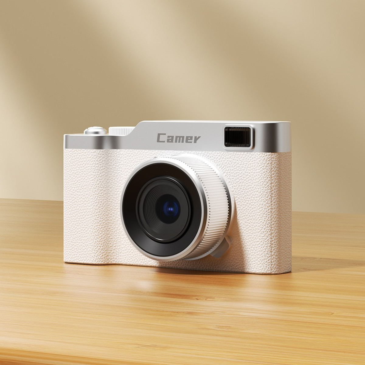 Una fotocamera digitale bianca con accenti argentati poggia su un tavolo di legno.