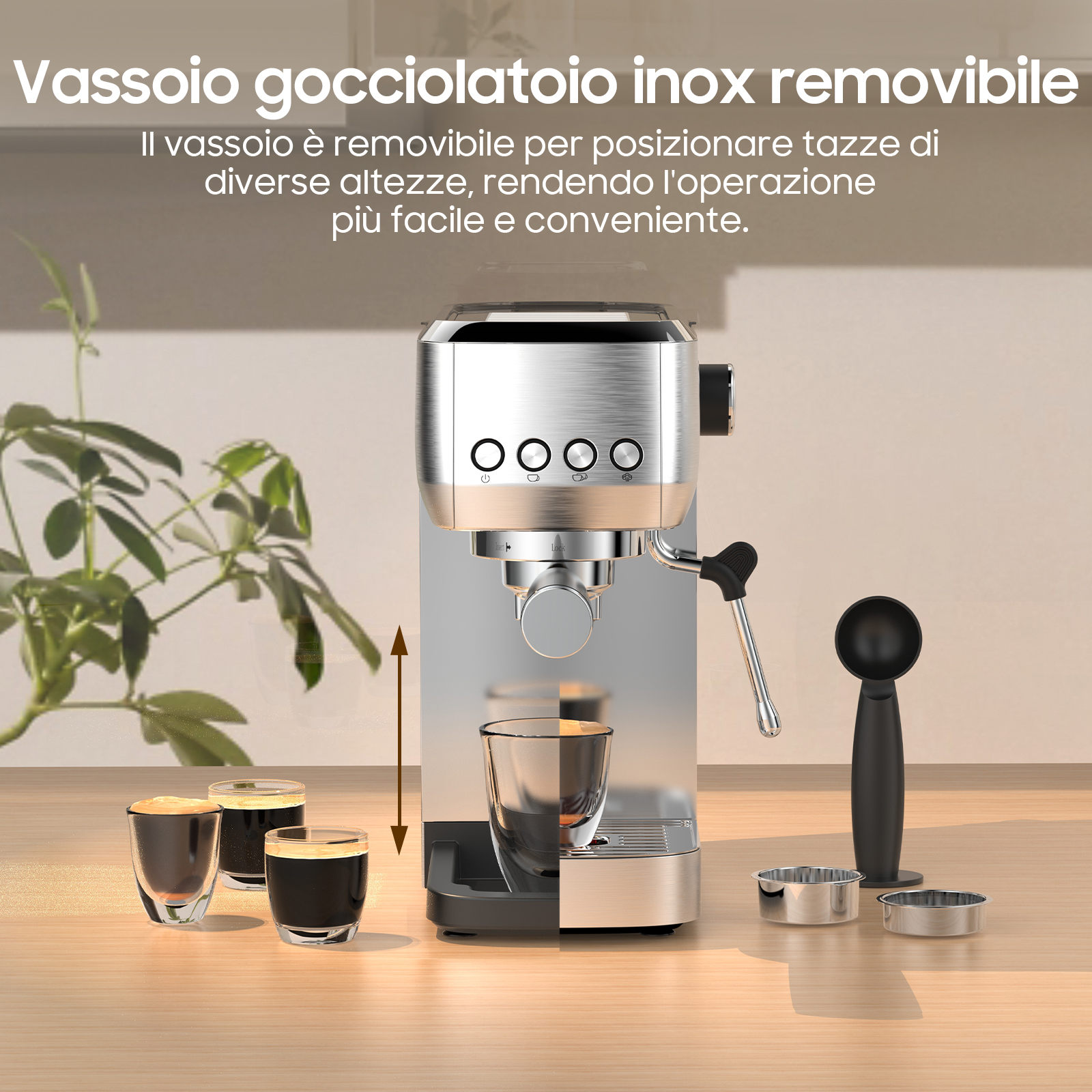 Macchina per espresso argentata con vassoio raccogligocce rimovibile e accessori.