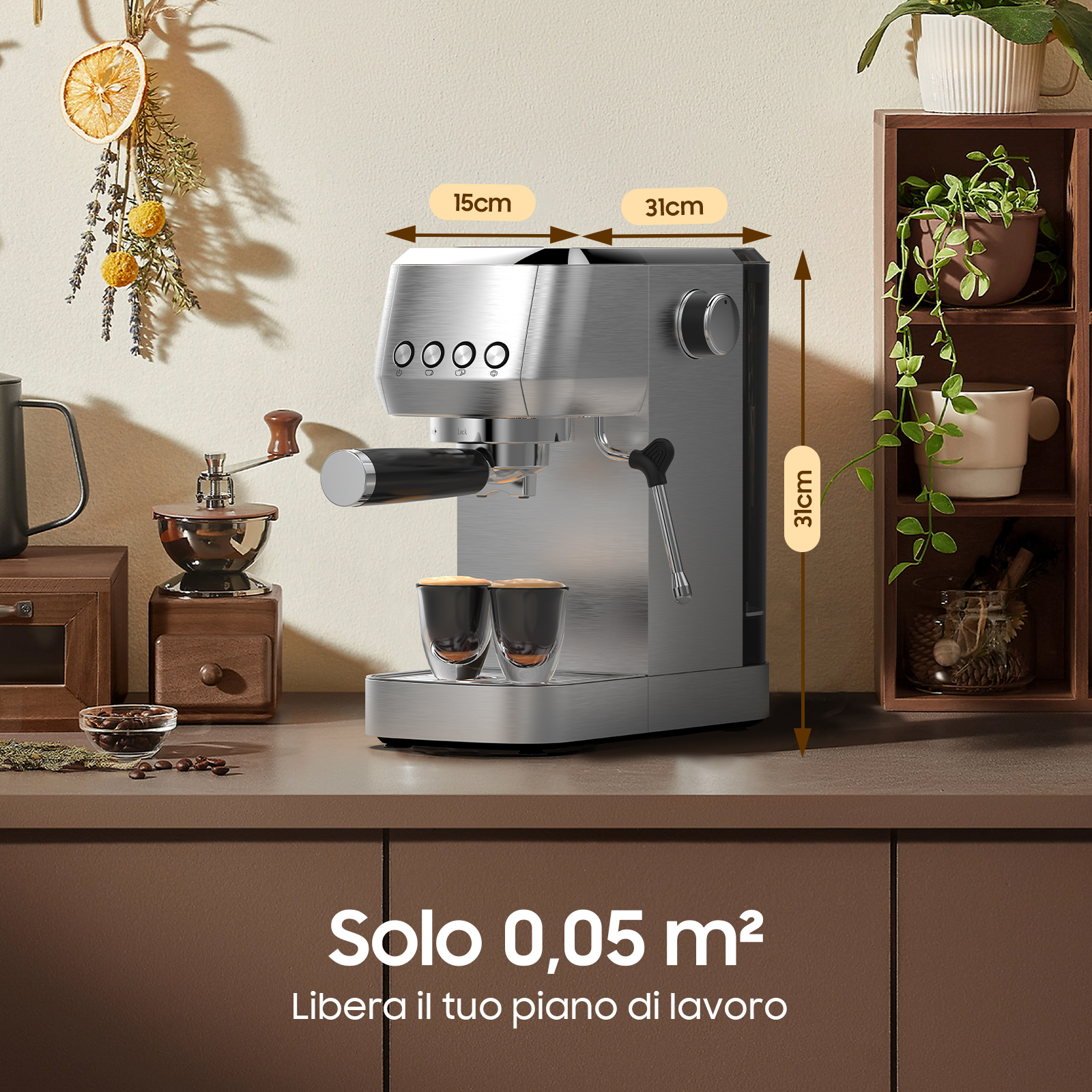 Macchina per espresso argentata con due tazze, accanto a un macinacaffè.