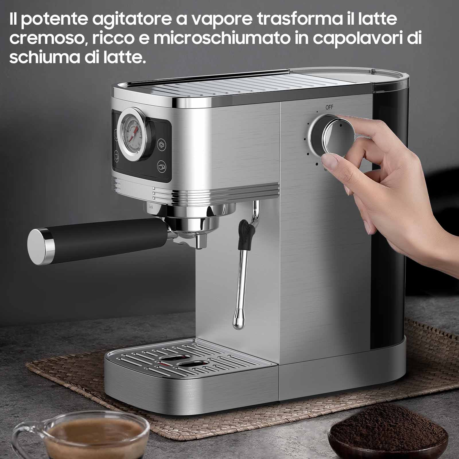 Una macchina per espresso argentata con manico nero e una manopola che gira.