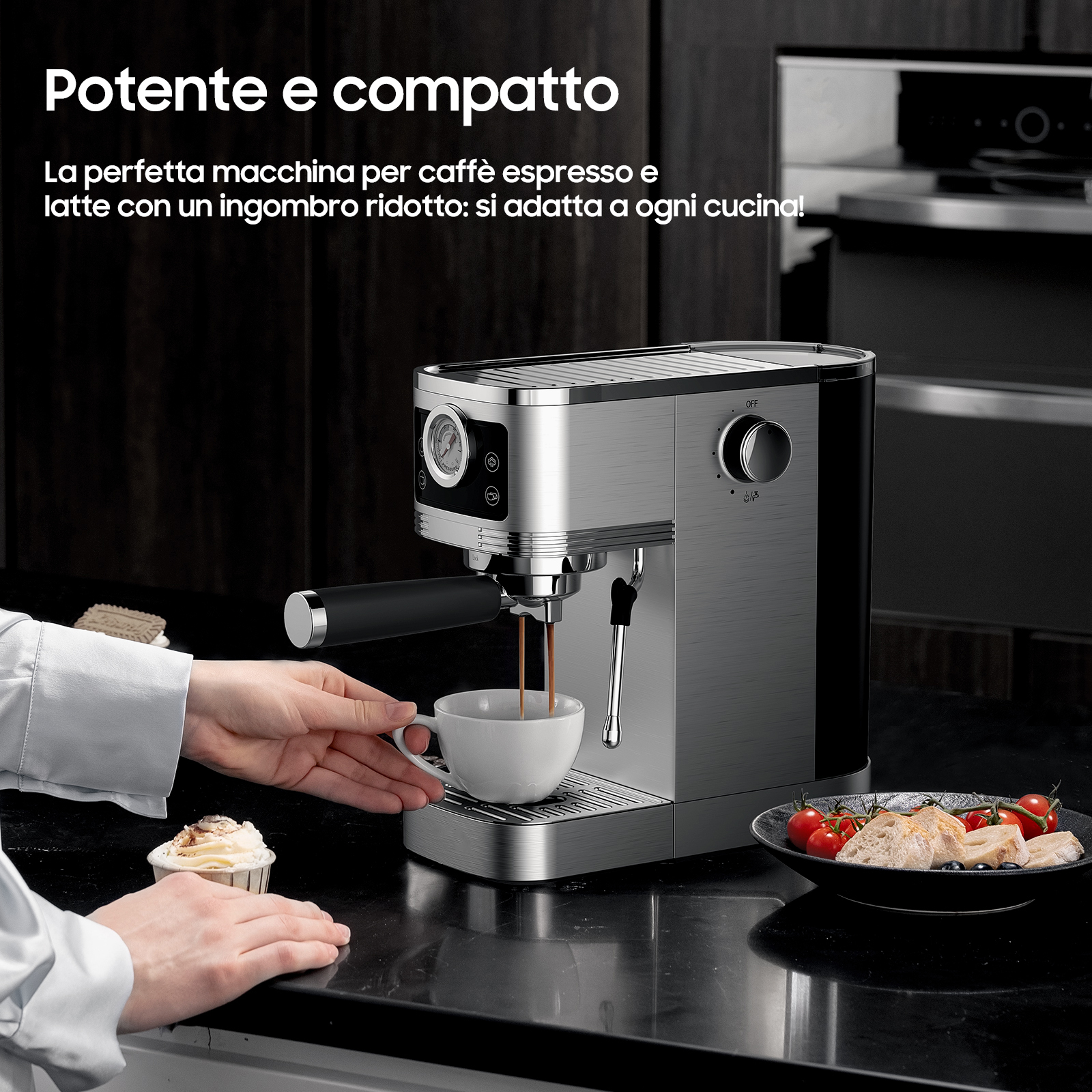 Una mano tiene una tazza sotto una macchina per caffè espresso che prepara il caffè.