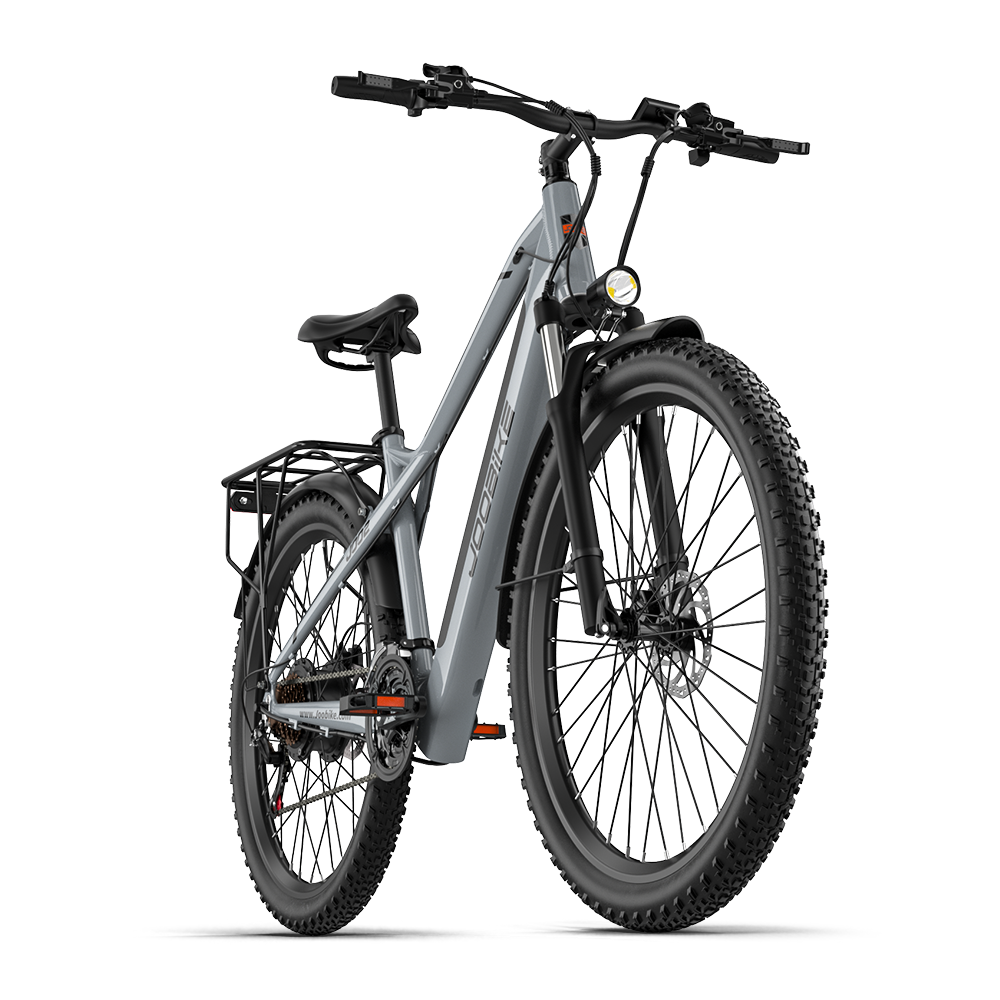 Ein graues E-Bike mit breiten Reifen, Gepäckträger und Scheinwerfer.