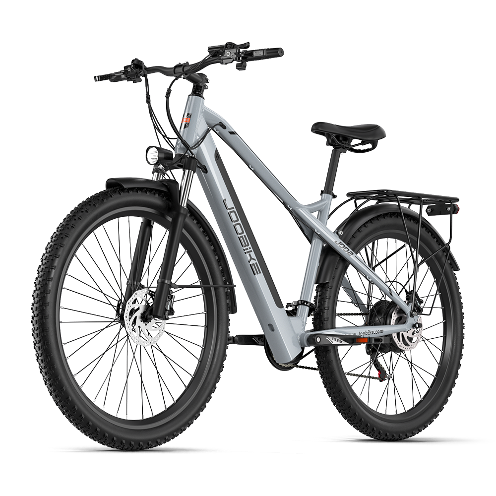 Graues E-Bike mit breiten Reifen, Gepäckträger und Federgabel auf schwarzem Hintergrund.
