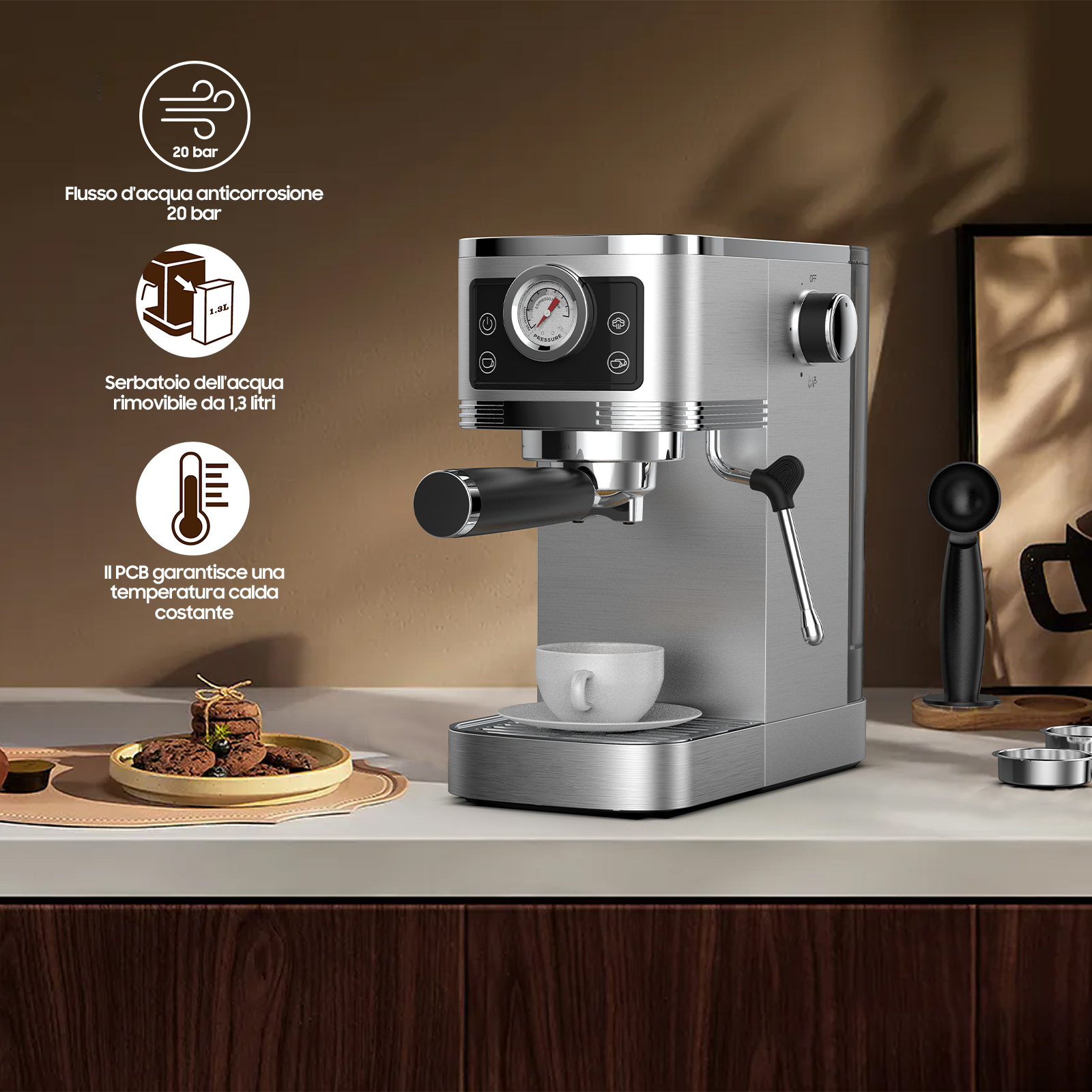 Macchina espresso argento con barometro, tazza, biscotti e accessori su un piano di lavoro.