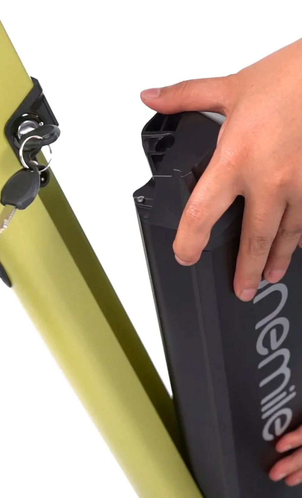 Una mano sostiene una batería negra junto a un cuadro de bicicleta amarillo con llave.