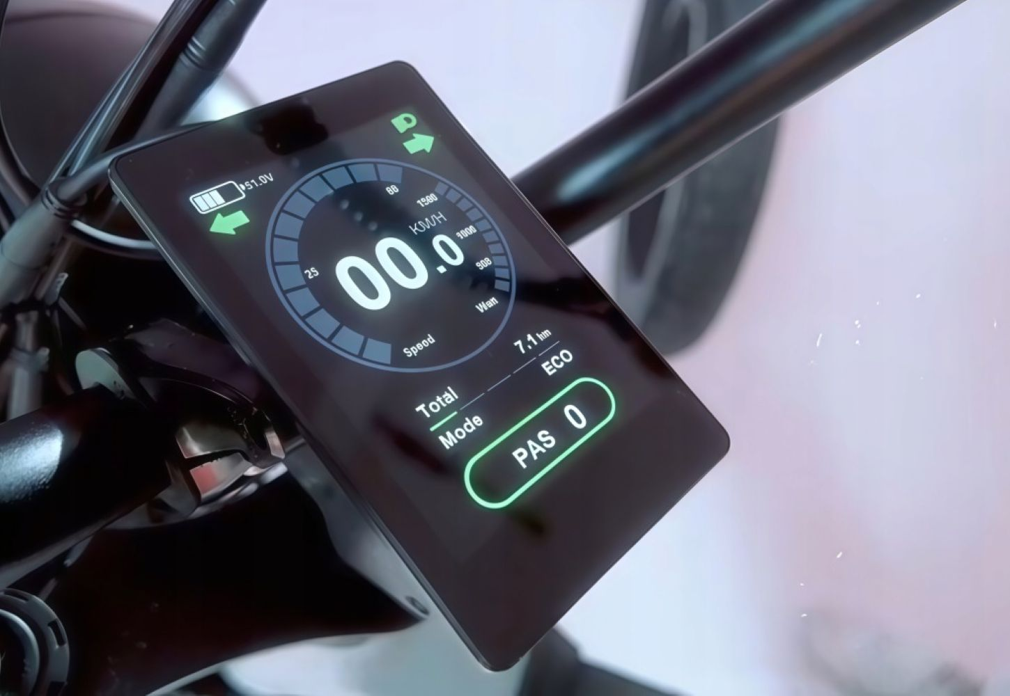 La pantalla digital muestra 51,0V de batería, 00,0 km/h de velocidad, 7,1 km, modo ECO, PAS 0.