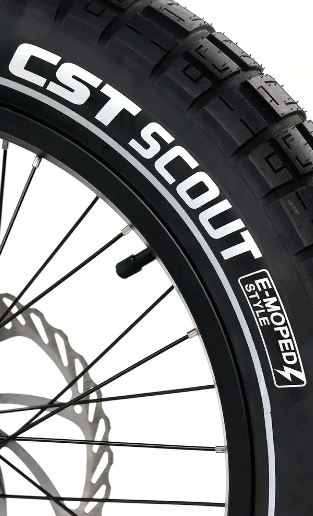 Primer plano de un neumático de bicicleta con texto "CST SCOUT E-MOPED STYLE".