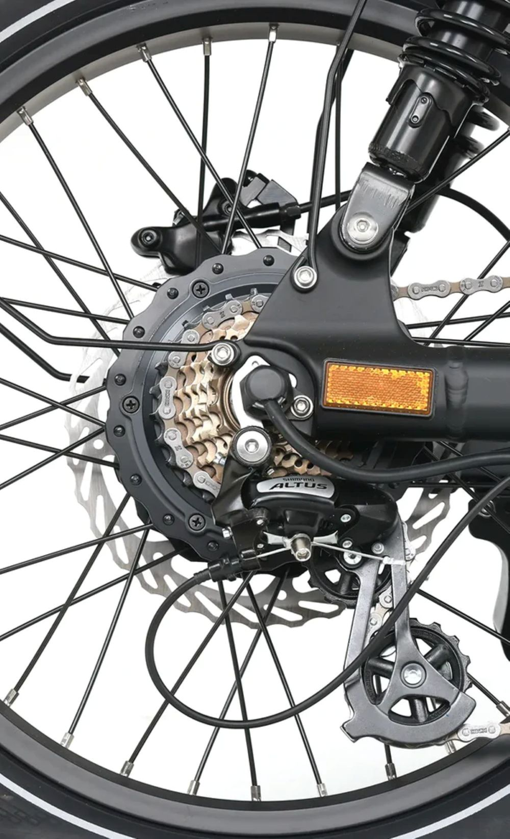 Primer plano del cambio trasero, cassette y radios de rueda de una bicicleta.