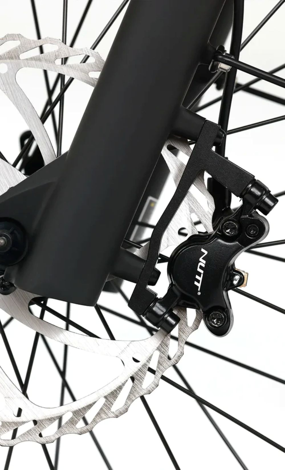 Primer plano de un caliper de freno de bicicleta negro y rotor.