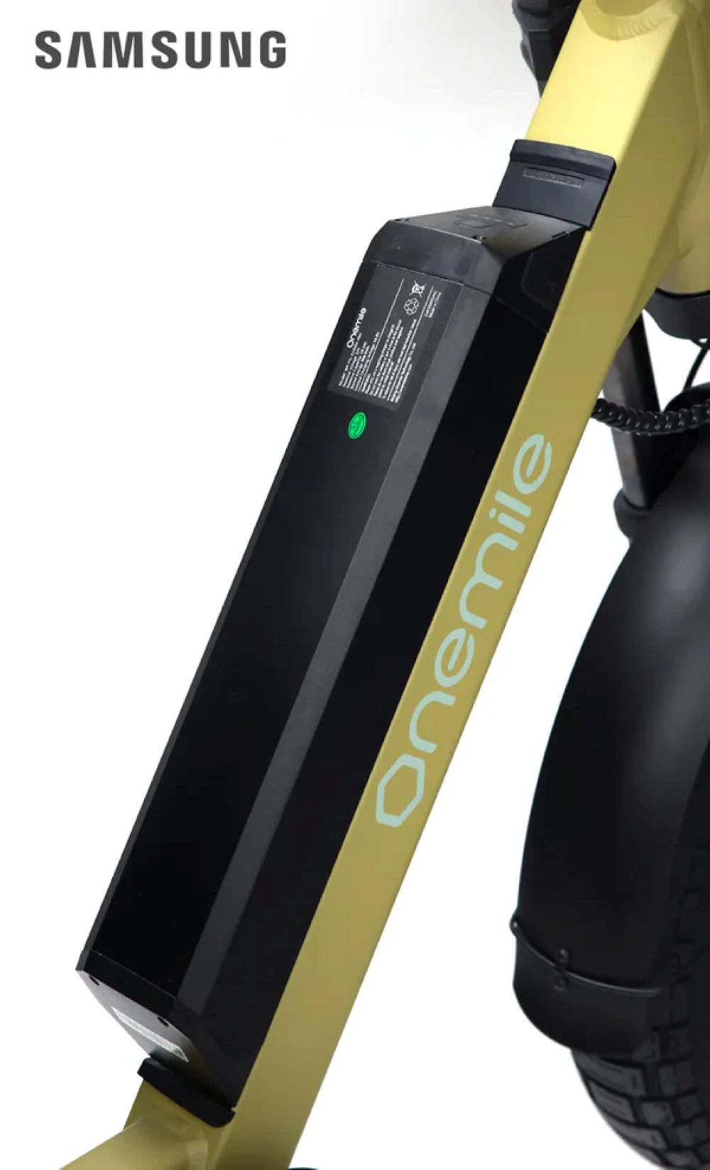 Un patinete eléctrico dorado con batería negra y logo Samsung.