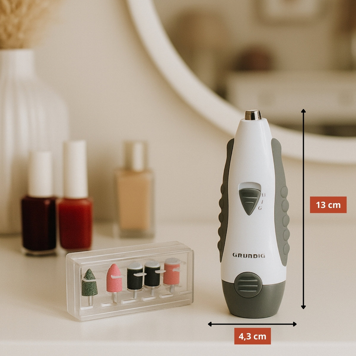 Een witte en grijze nagelfrees met opzetstukken, nagellak en make-up flacons.