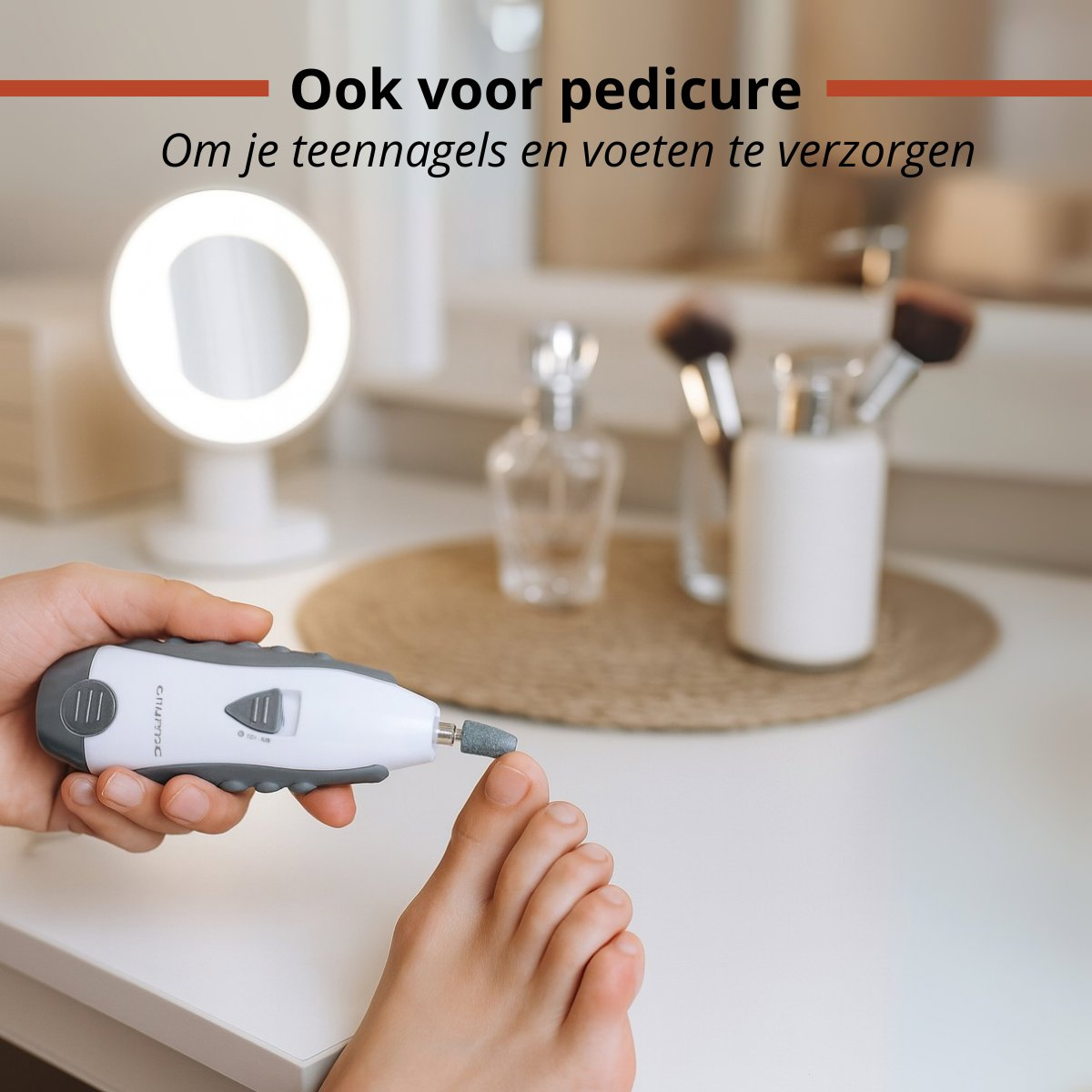Een hand gebruikt een elektrisch pedicureapparaat op een teen. Cosmetica op de achtergrond.