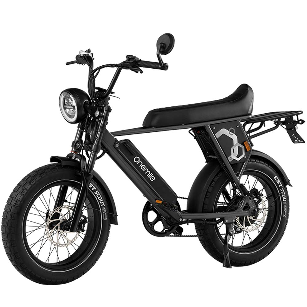 Bicicleta eléctrica negra con neumáticos anchos, faro redondo y portaequipajes.