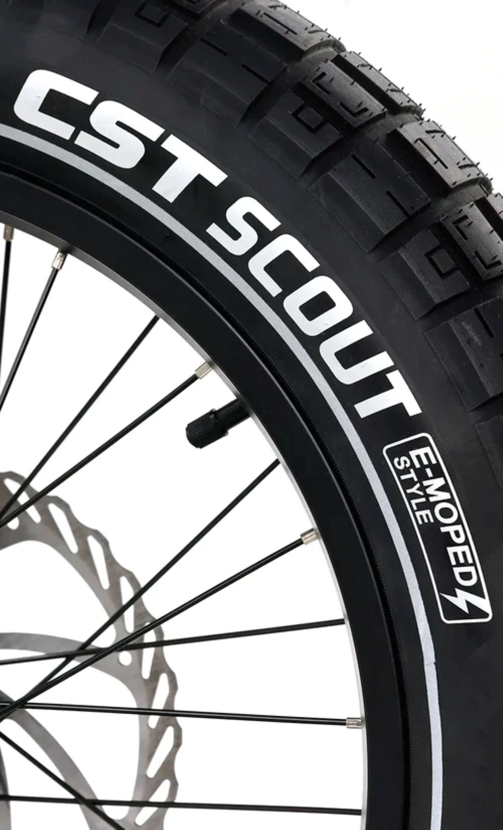 Primer plano de un neumático de bicicleta con texto "CST SCOUT E-MOPED STYLE".