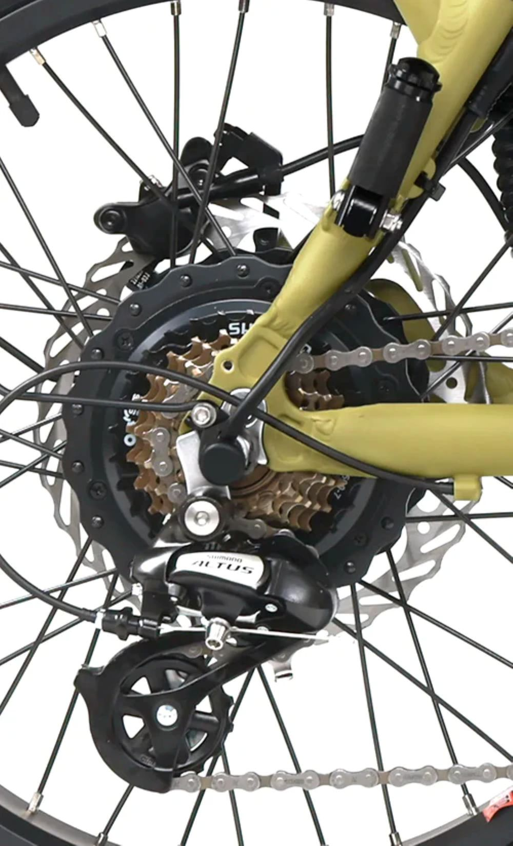 Primer plano del cambio trasero de bicicleta, cassette, cadena y freno de disco.