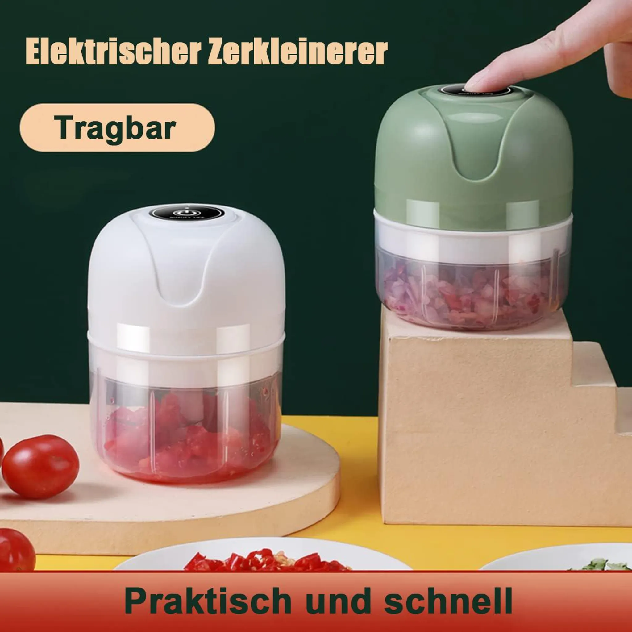 Zwei elektrische Zerkleinerer, einer grün, einer weiß, mit gehackten Zwiebeln und Tomaten.