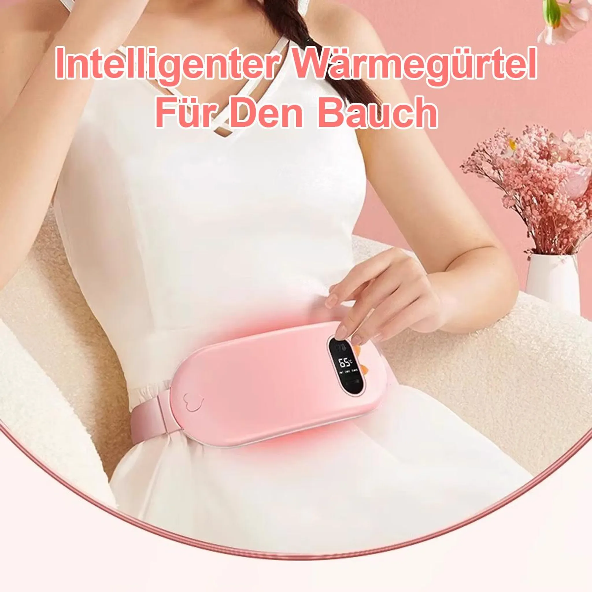 Eine Frau trägt einen rosa Heizgürtel am Bauch. Ein Display zeigt 65°C an.