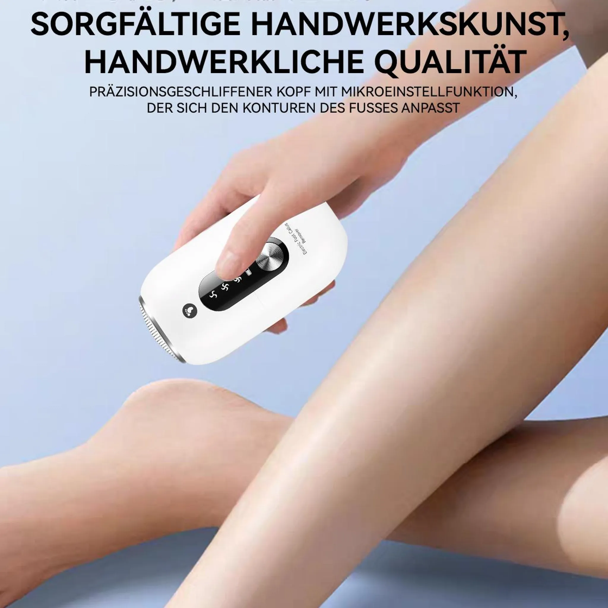 Eine Hand hält einen weißen elektrischen Hornhautentferner über nackten Beinen.