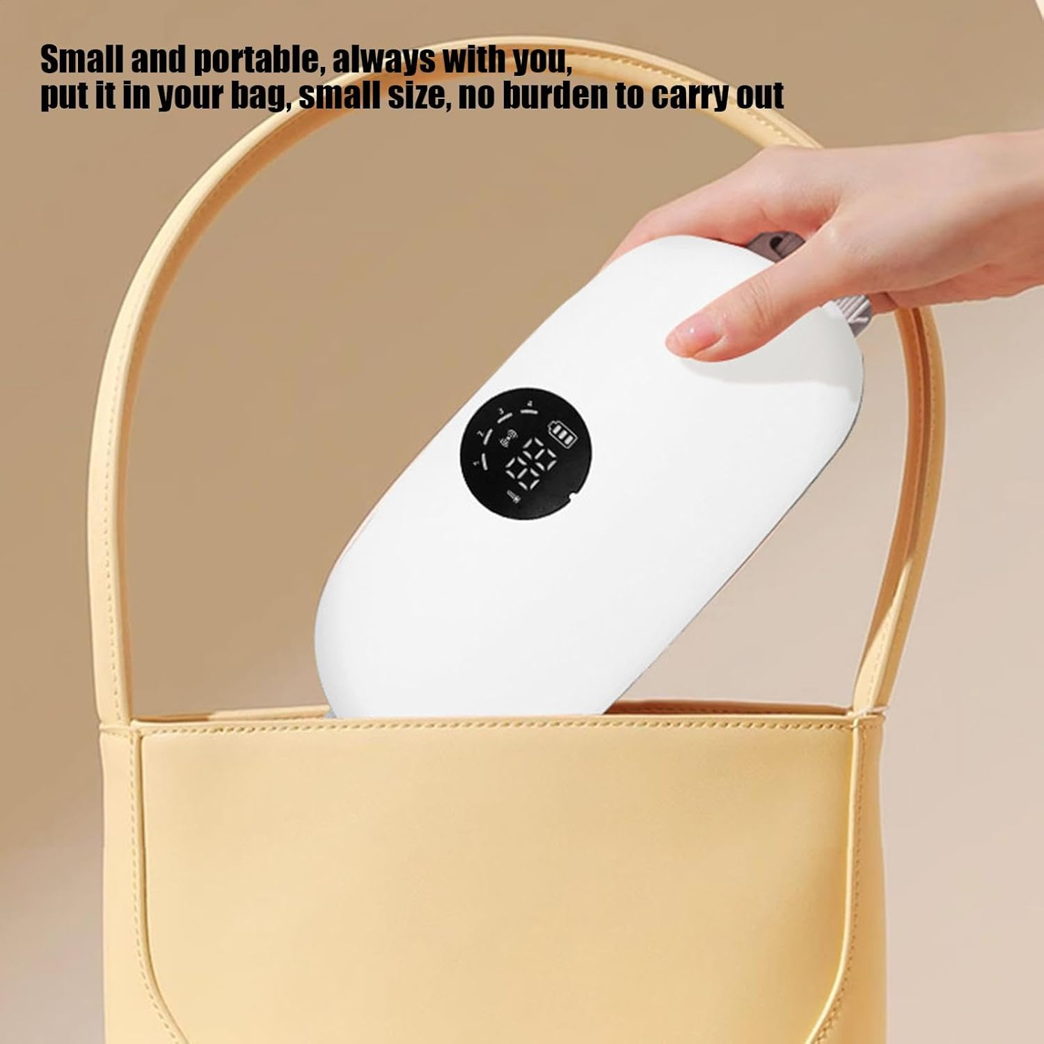 Eine Hand legt ein weißes, ovales Gerät mit digitaler Anzeige in eine beige Tasche.