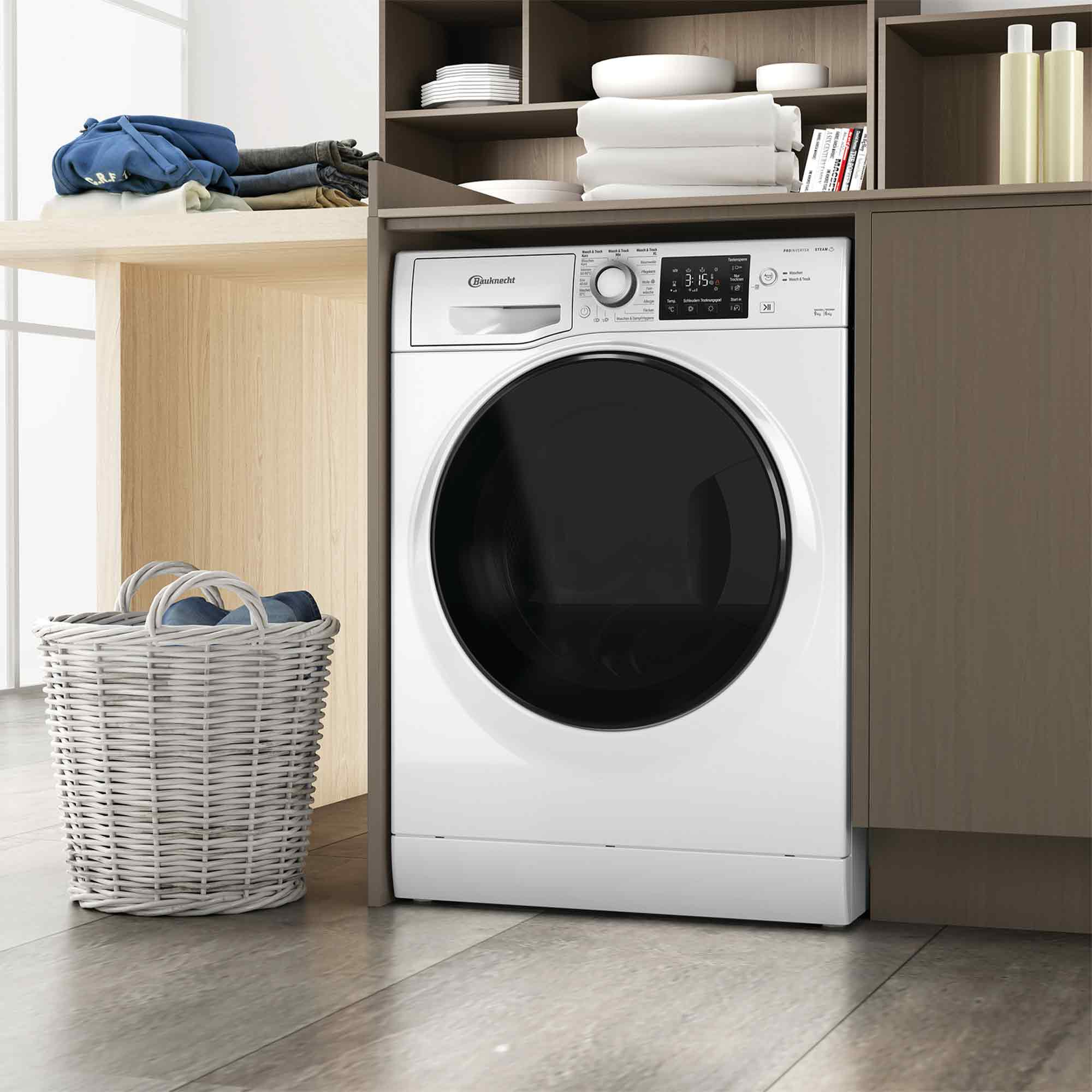 Eine weiße Waschmaschine steht neben einem Wäschekorb und einem Holzschrank.