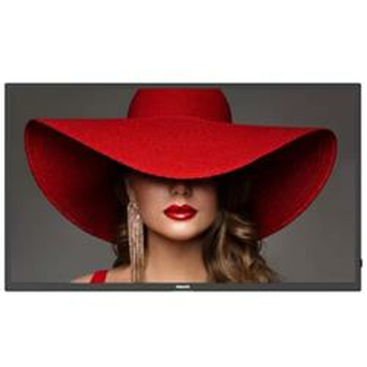 Una donna con cappello rosso a tesa larga e rossetto rosso, con orecchini pendenti.