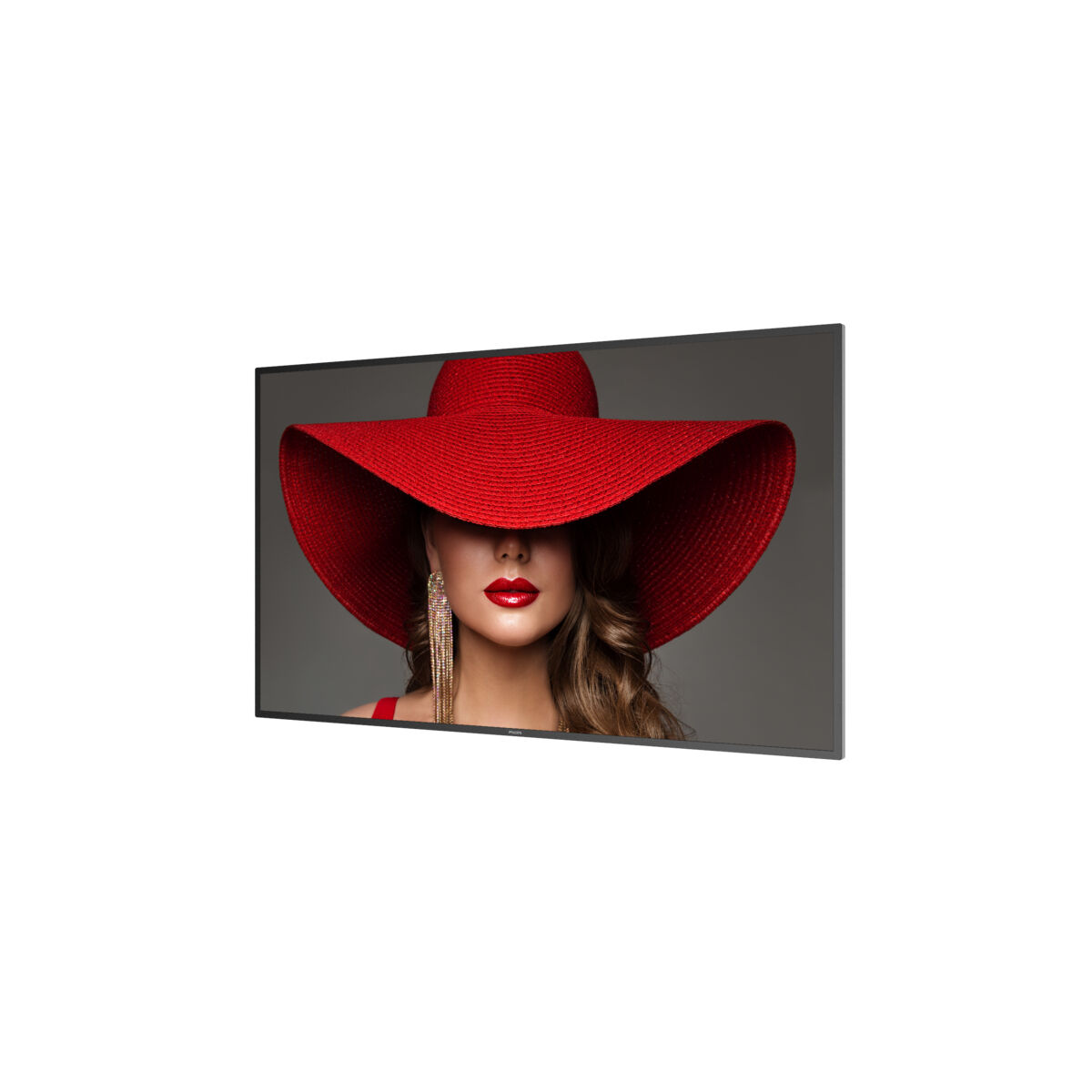 Una donna con cappello rosso e orecchini indossa rossetto rosso. Sfondo grigio.