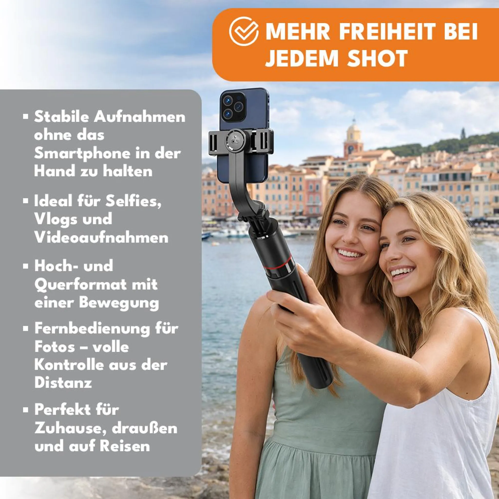 Zwei Frauen nehmen ein Selfie mit einem Gimbal auf, im Hintergrund eine Stadt am Meer.
