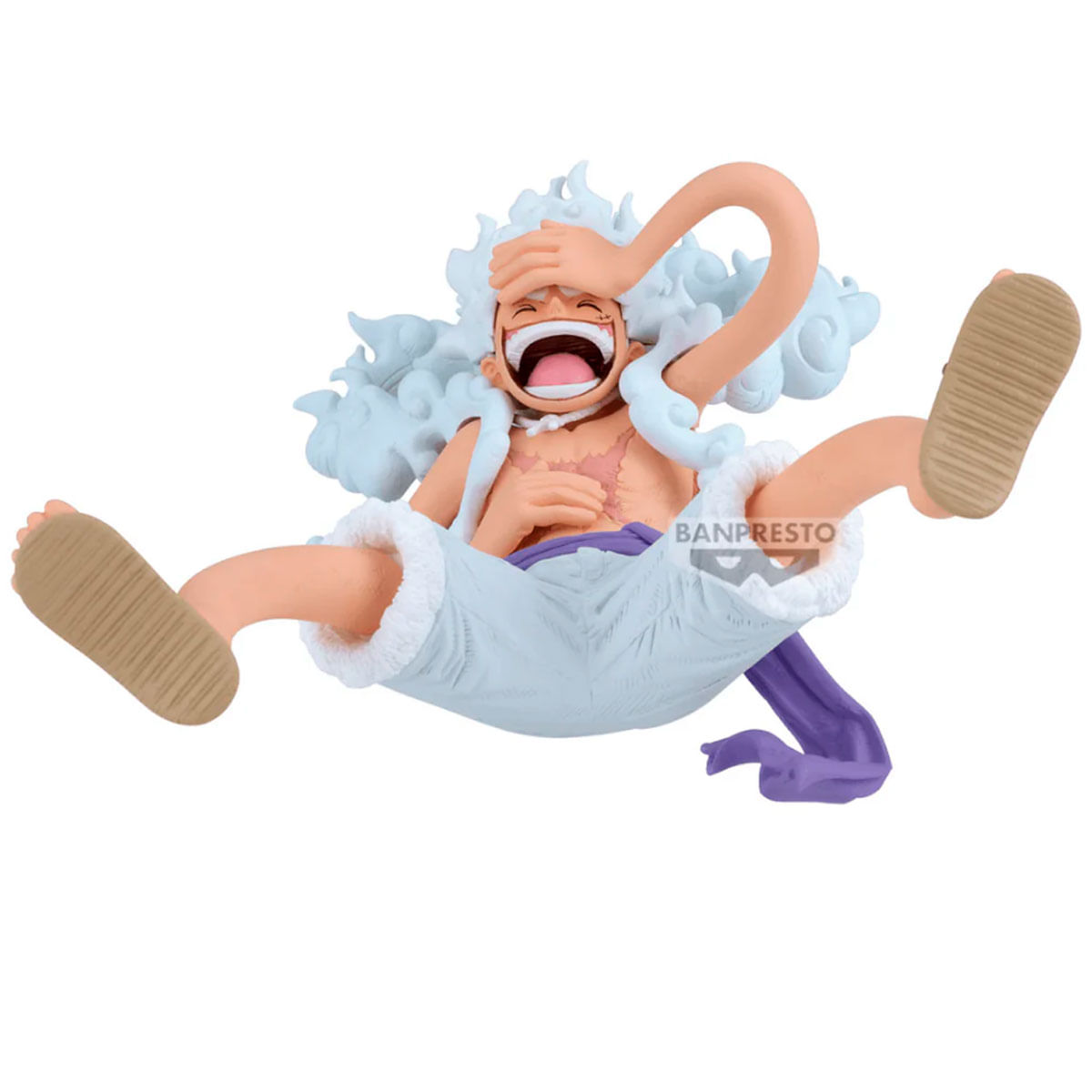 Eine Figur von Monkey D. Luffy mit weißem Haar und weißer Kleidung, die sich auf dem Boden wälzt.