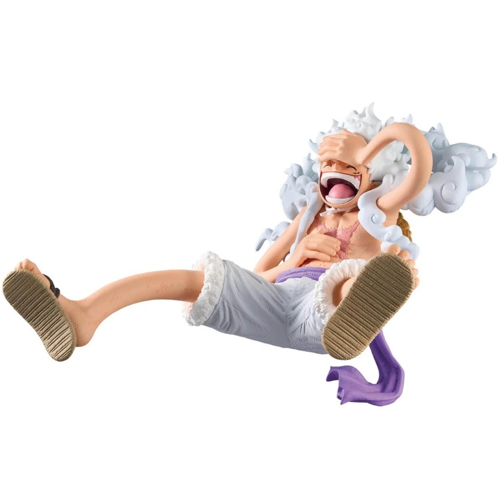 Eine Figur von Monkey D. Luffy mit weißen Haaren, der lachend sitzt und sich die Augen zuhält.