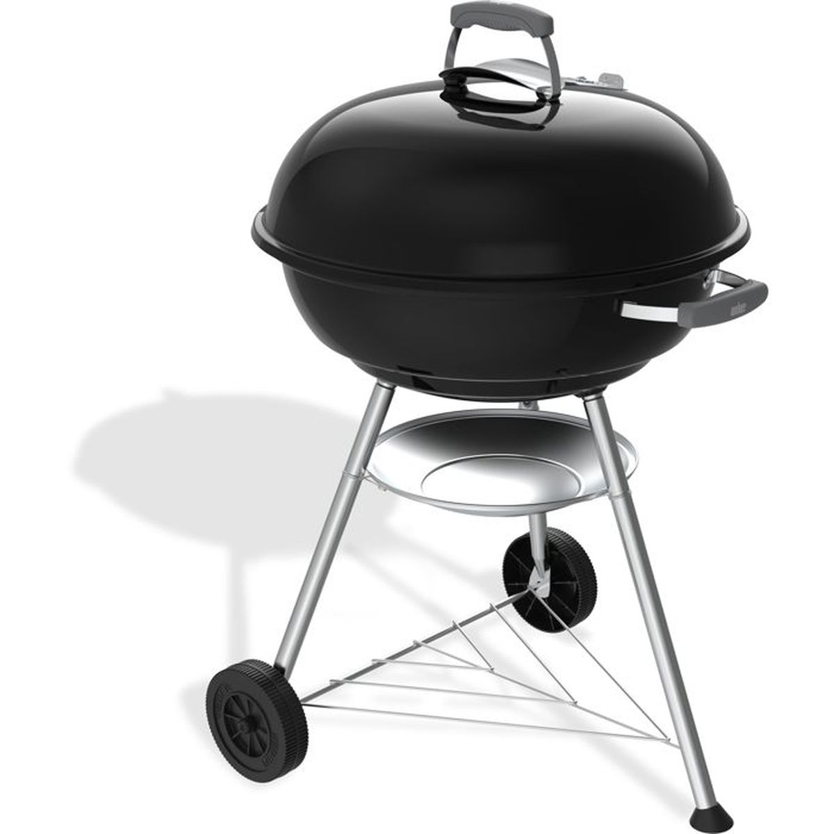 Schwarzer Holzkohlegrill auf silbernen Beinen mit zwei Rädern.