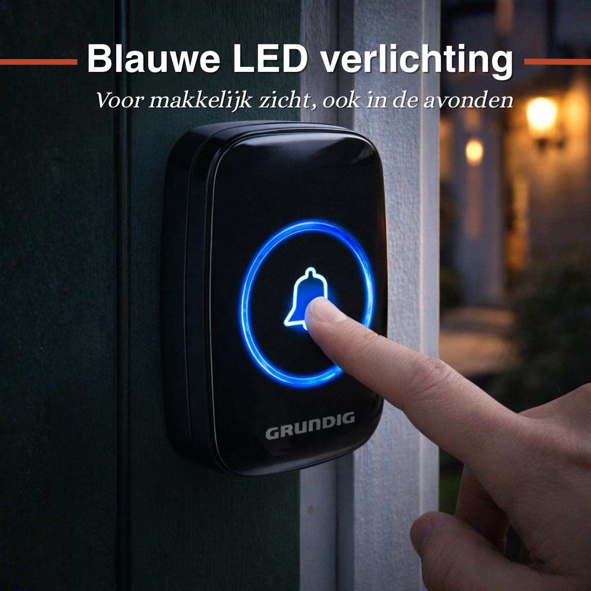 Een vinger drukt op een zwarte deurbel met blauwe LED-verlichting.