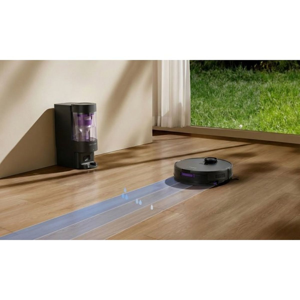 Un robot aspirapolvere pulisce un pavimento in legno collegato a una stazione di ricarica.