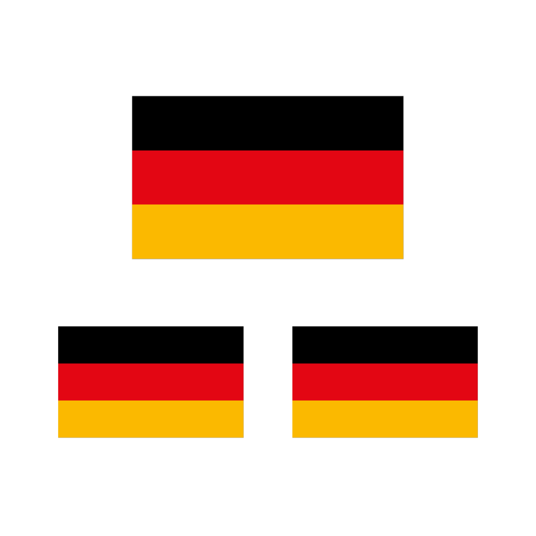 Drei Deutschlandflaggen: eine große oben, zwei kleinere unten.