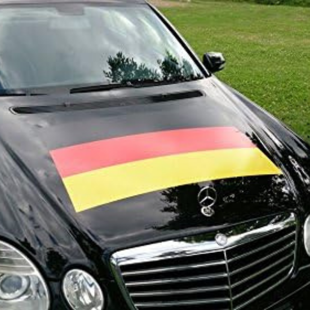 Ein schwarzer Mercedes mit einer deutschen Flagge auf der Motorhaube.