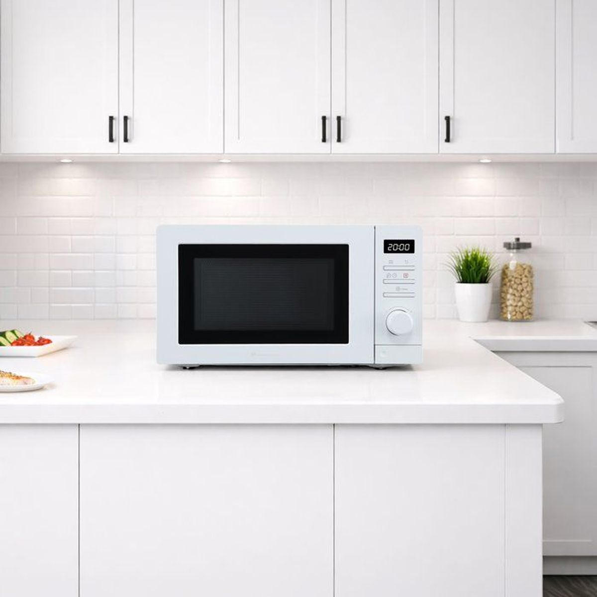 Un forno a microonde bianco su un piano di lavoro bianco in cucina.