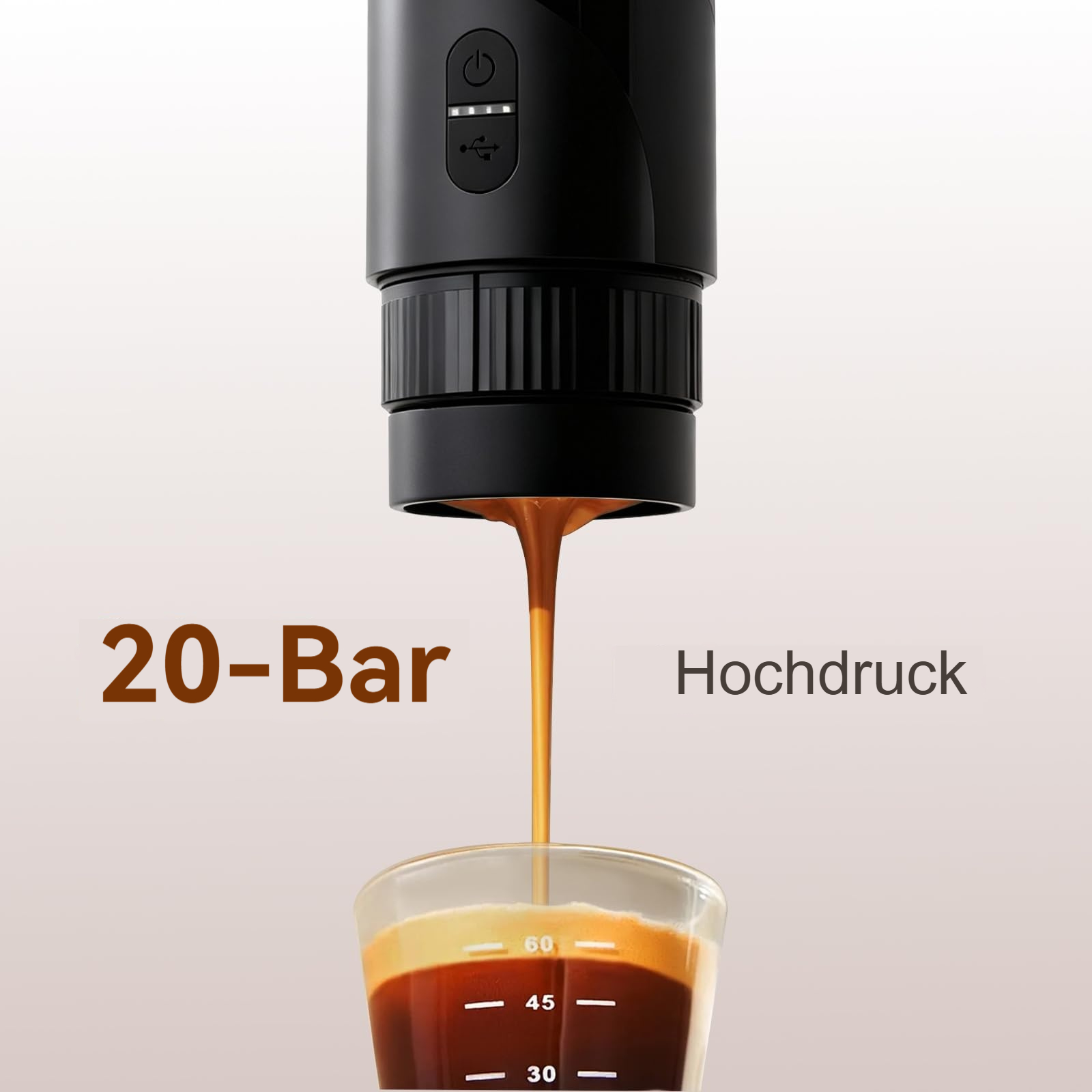 Ein schwarzer Espresso-Maker presst Kaffee in ein Glas.