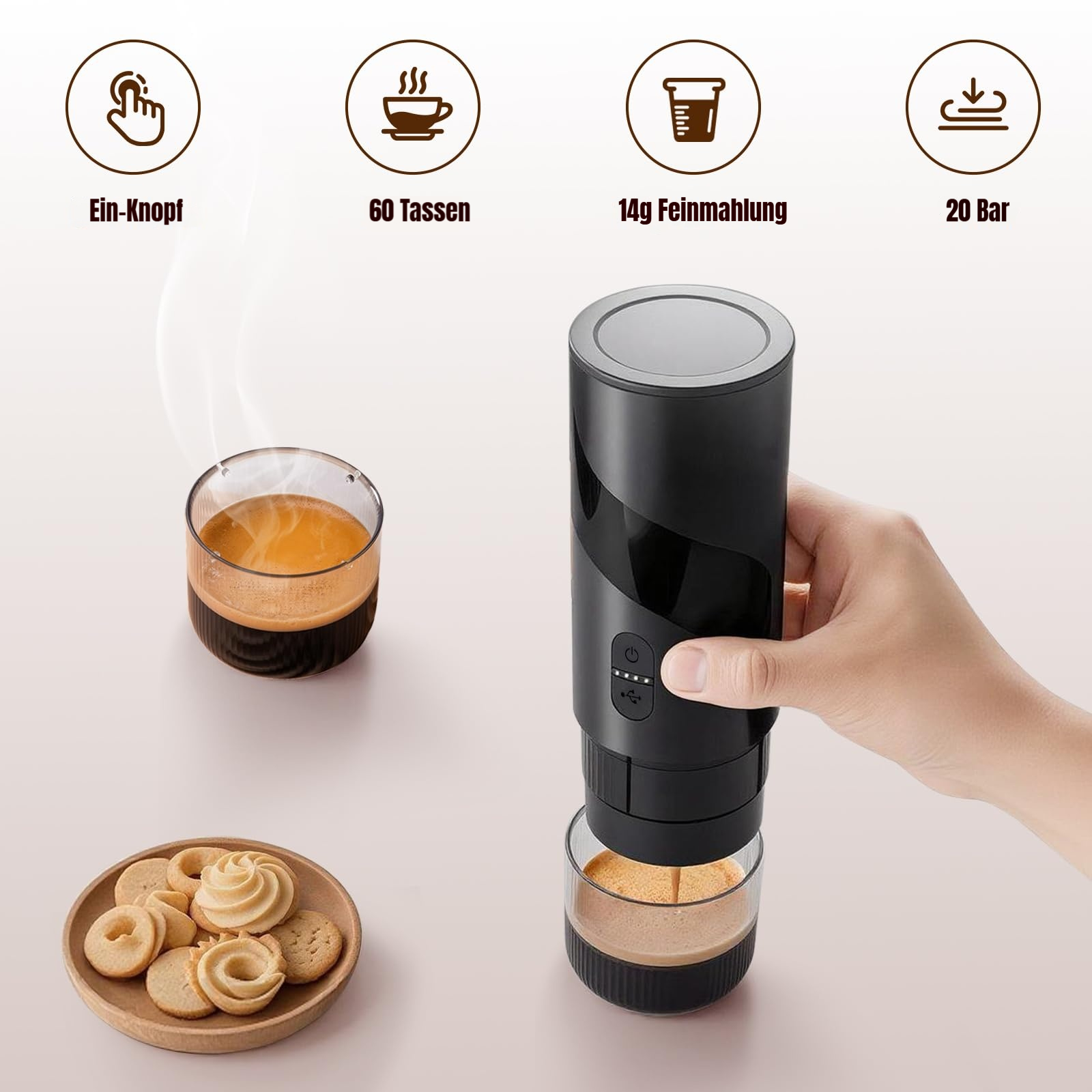 Schwarzer Kaffee-Maker in Hand, daneben Tasse Kaffee und Kekse.