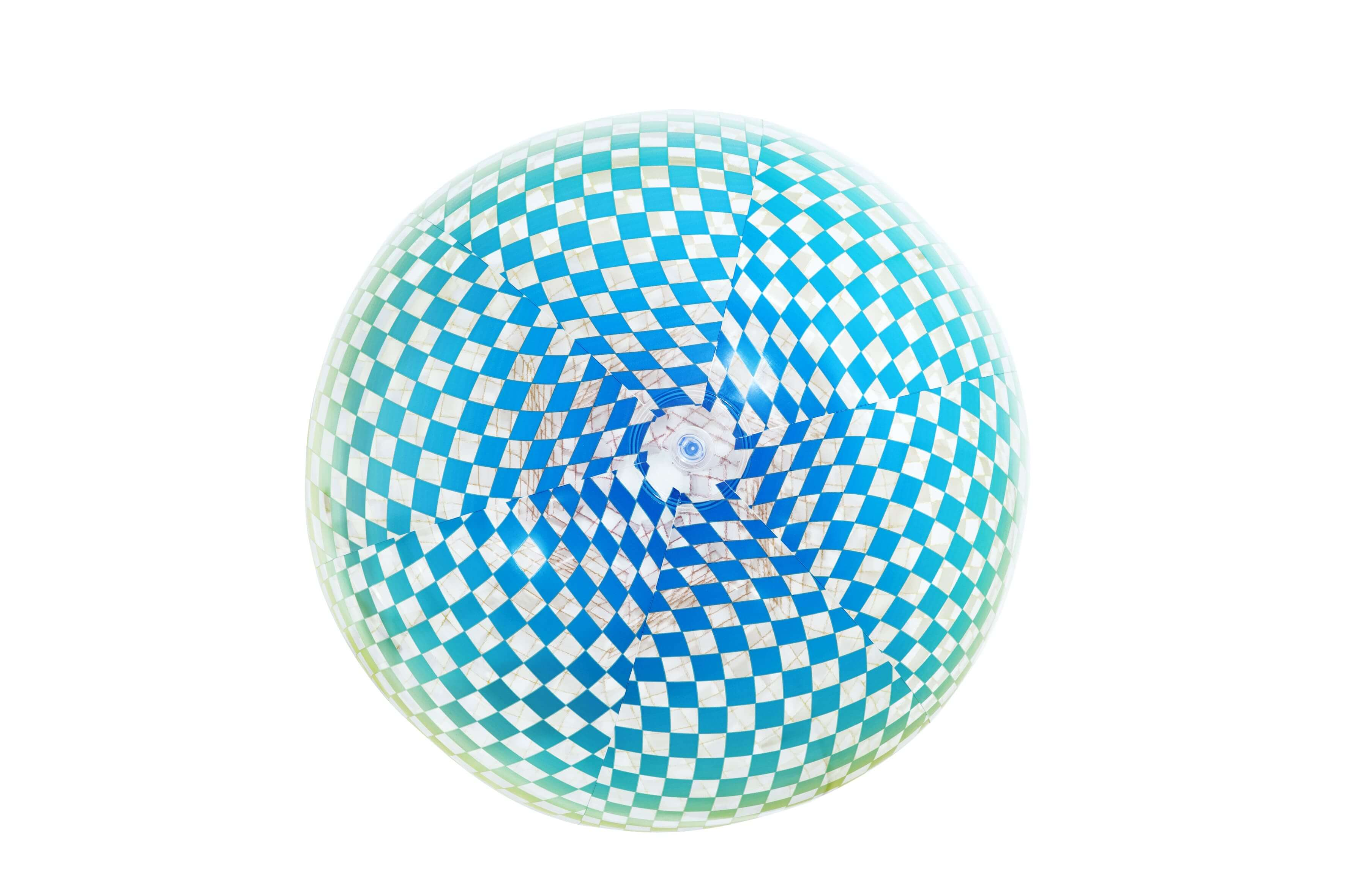 Un pallone da spiaggia con motivo a scacchi blu e bianchi, che sfuma al verde.