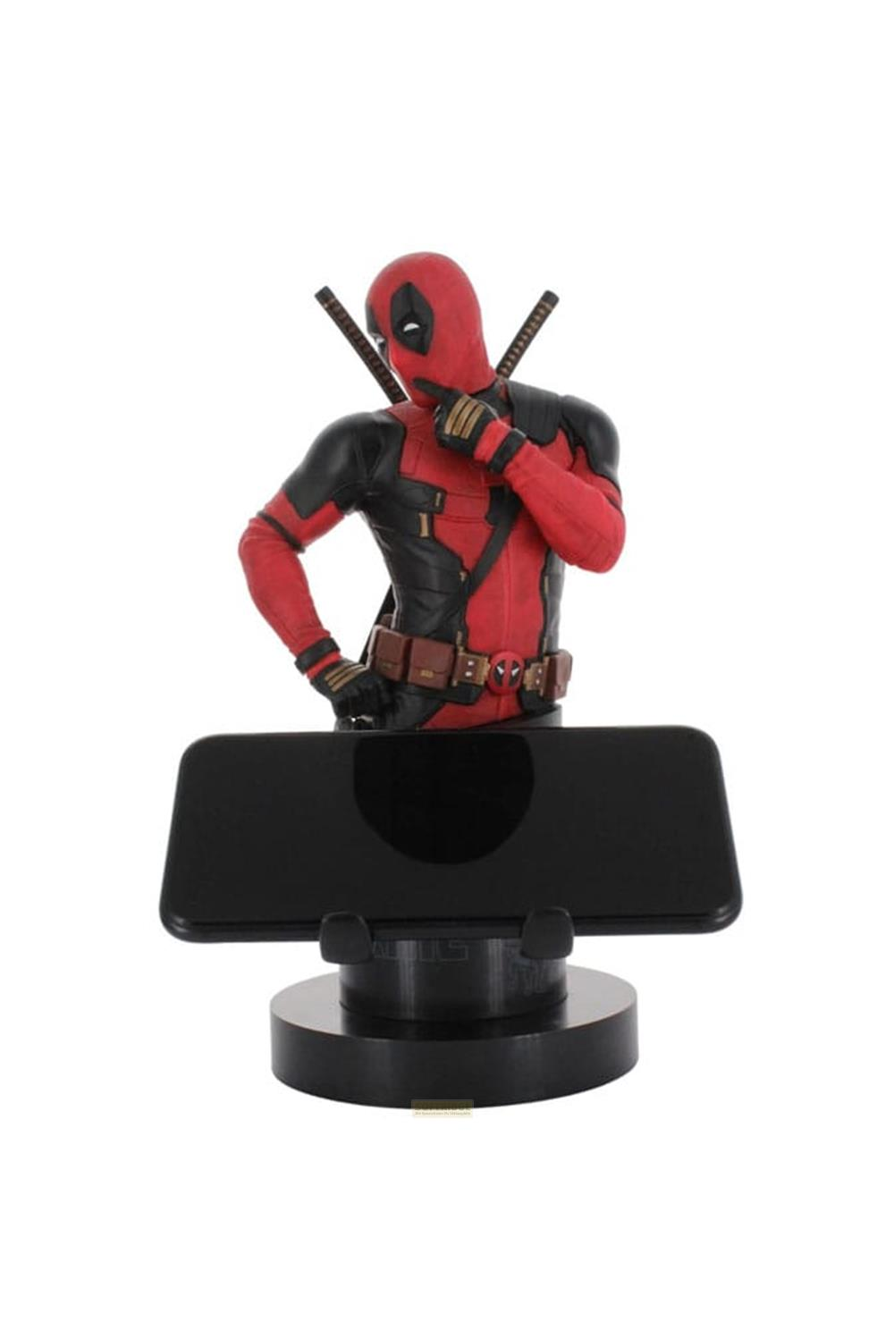 Figura de Deadpool con espadas en un soporte para teléfono.
