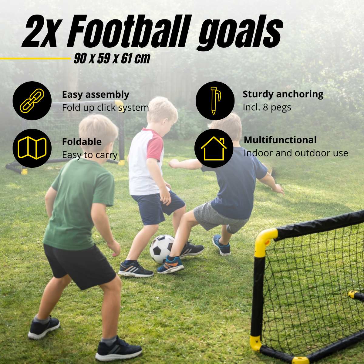 Drie kinderen voetballen op een grasveld met twee doelen.