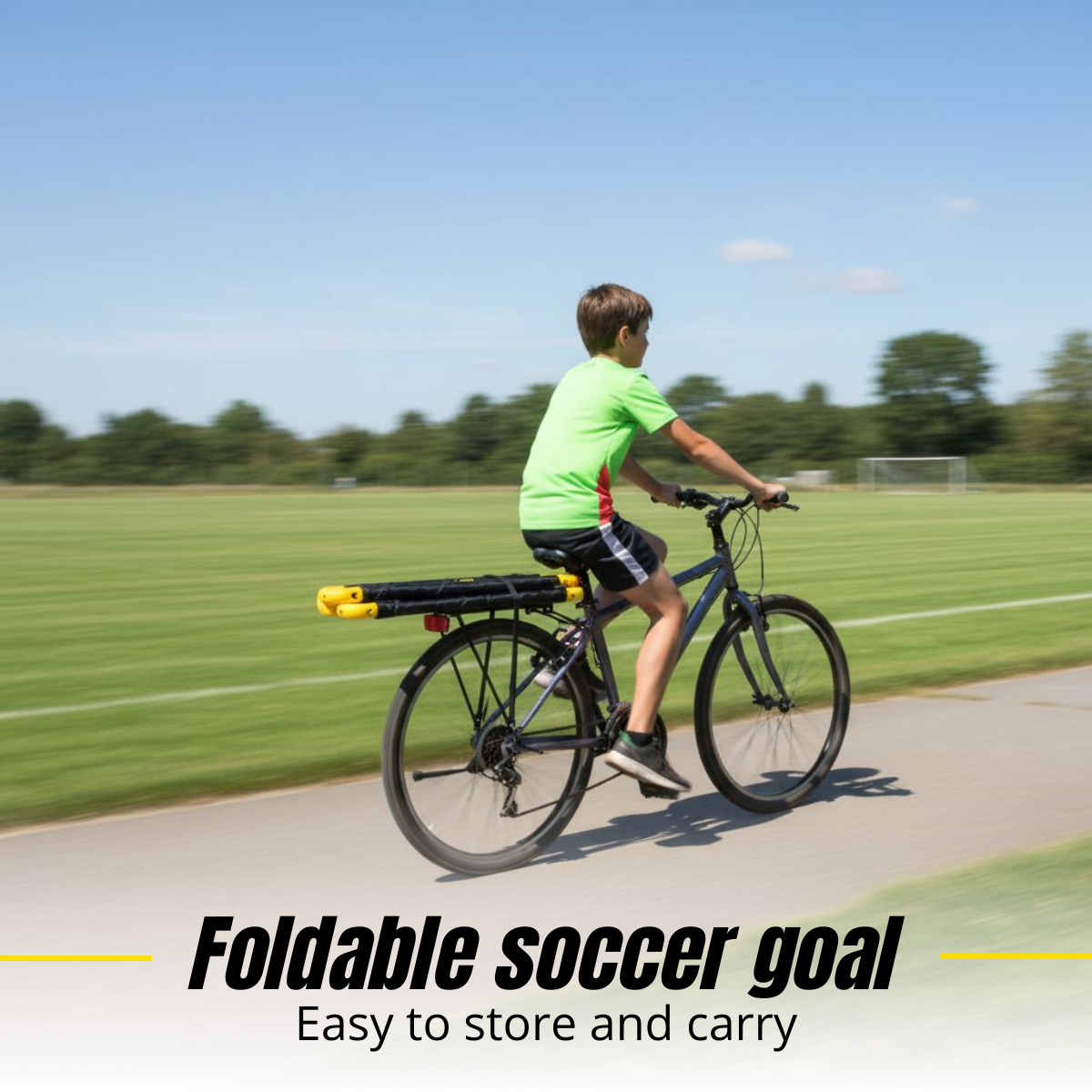 Een jongen fietst met een opvouwbaar voetbaldoel op de bagagedrager.
